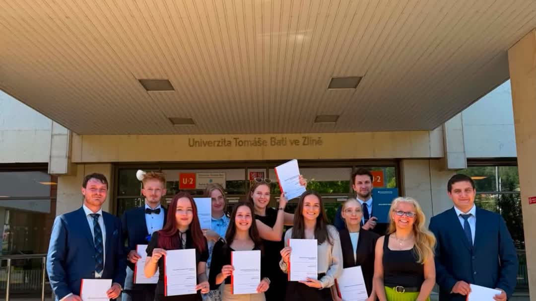 Absolventi s diplomy před budovou Univerzity Tomáše Bati ve Zlíně