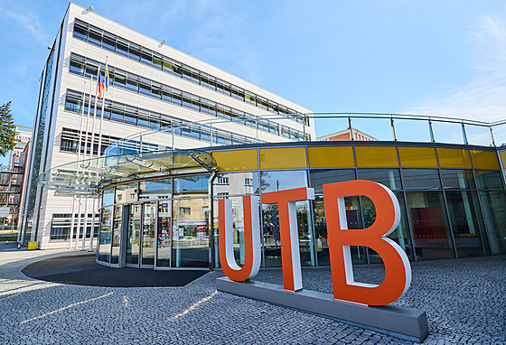 Budova rektorátu Univerzity Tomáše Bati ve Zlíně s nápisem UTB