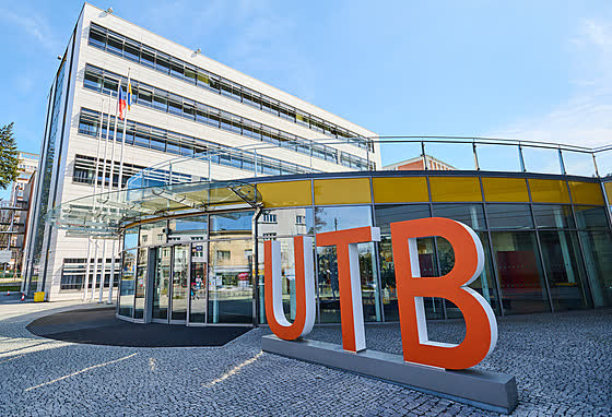 Budova rektorátu UTB s oranžovými písmeny