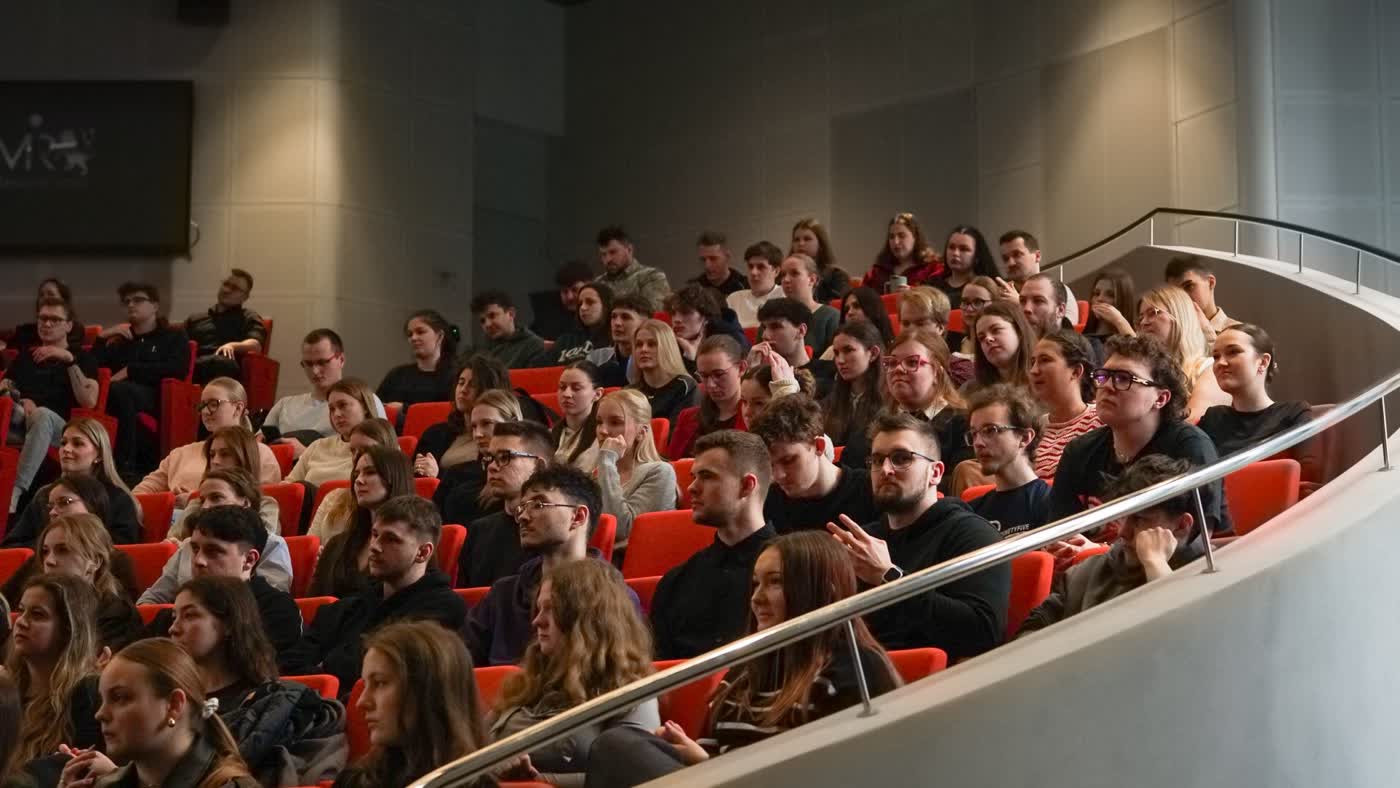Plná aula studentů Univerzity Tomáše Bati