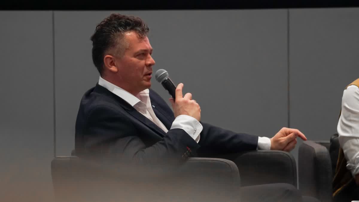 David Tuček s mikrofonem při diskusi pro studenty a partnery univerzity