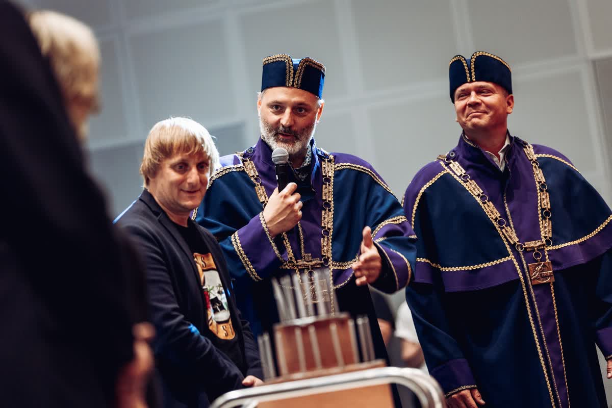 David Tuček v akademickém taláru při slavnostním ceremoniálu